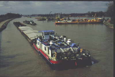 Schubverband auf dem Mittellandkanal bei Minden; im Hintergrund Beseitigung der "Kohleninsel" 1998